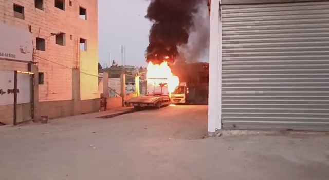 مستوطنون يحرقون مركبات الفلسطينيين في حوارة